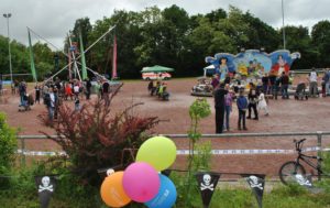 Zu einem besonderen Highlight für die Kinder zählten wohl das Bungee-Trampolin und die weiteren Fahrgeschäfte.