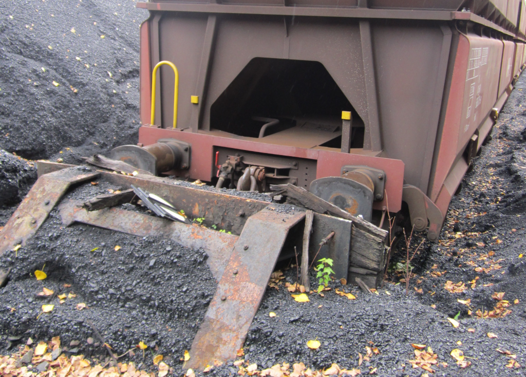 noch stehen Kohlewaggons in Kohlebergen