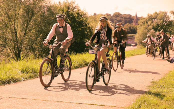 tweed ride sepia by Markus Lutz