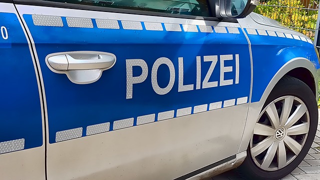 Flüchtender Fahrzeugführer verletzt sich beim Sprung vom Garagendach