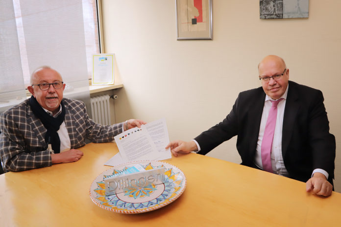 Während seines Heimatbesuchs sprach Bundeswirtschaftsminister Peter Altmaier mit Dillingens Bürgermeister Franz-Josef Berg über den aktuellen Brandbrief deutscher Stahlstädte. Foto: Stadt Dillingen/Theobald.