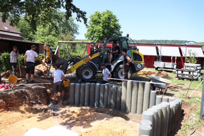 Peter Gross Bau Auszubildende errichten Sandkasten für die Kindertagestätte Herz Mariae in St. Ingbert