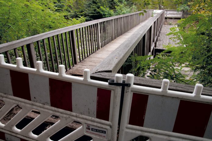 Stadt fordert von Bahn Sicherheit bei der Bahnbrücke in der Au