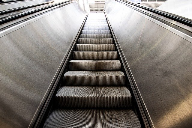 Dudweiler: Unbekannter stößt Frau die Rolltreppe herunter