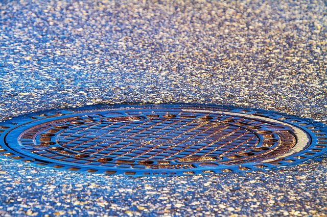 Spandauer Straße in Homburg: Gullideckel abgehoben