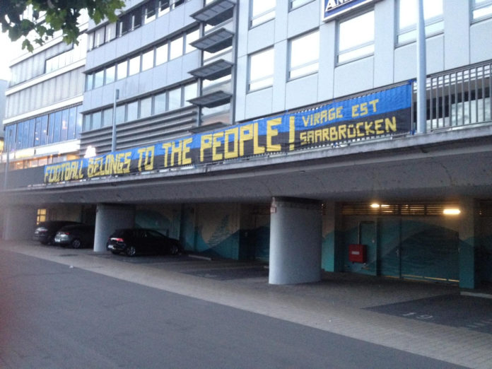 Saarbrücker Ultras demonstrieren mit Banner für Entkommerzialisierung des Fußballsports