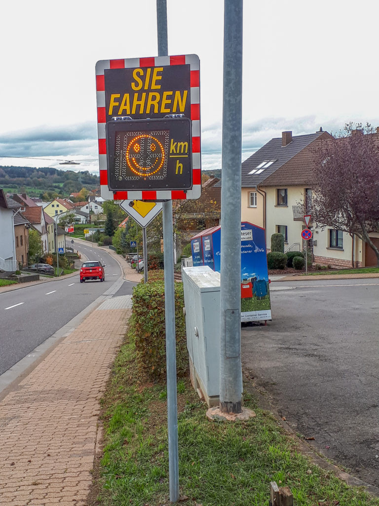 Für mehr Verkehrssicherheit in der Wiesbacher Hauptstraße – Geschwindigkeitsdisplay aufgestellt