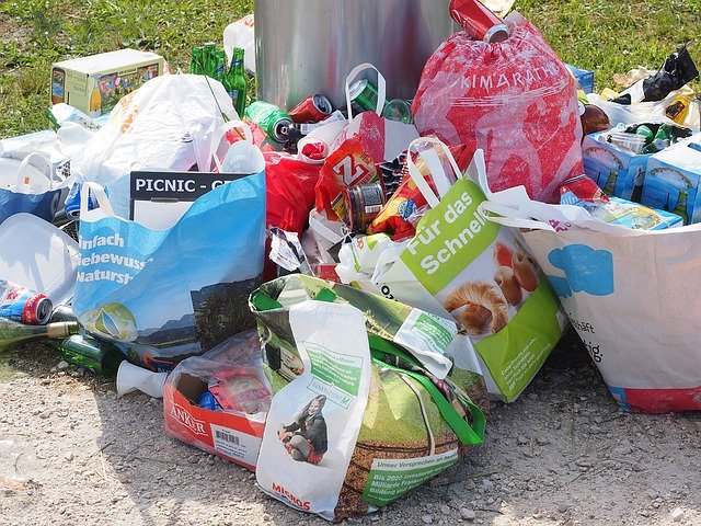 Illegale Müllablagerung im Wald am Friedhof in Sulzbach