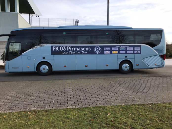 FKP-Wappen schmückt Mannschaftsbus