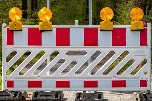 Unbekannter rammt Warnbaken am Kreuz Saarlouis