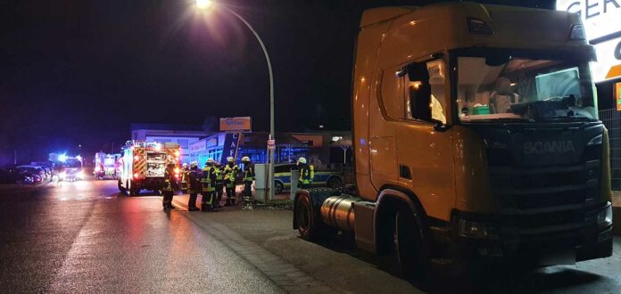 Flüssiggas tritt aus LKW-Tank aus