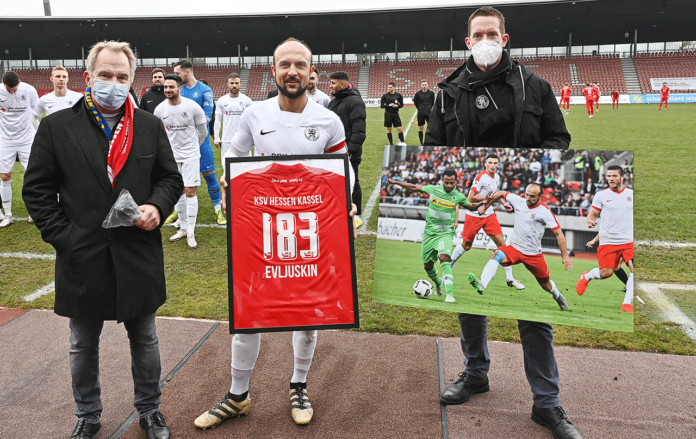 Sergej Evljuskin bei der Verabschiedung durch KSV-Vorstand Jens Rose im Vorfeld der Partie des KSV Hessen Kassel - TSV Steinbach. Ebenfalls auf dem Bild: KSV-Aufsichtsratsmitglied Florian Beisheim (v.l.n.r.). (c) KSV Hessen Kassel e.V.