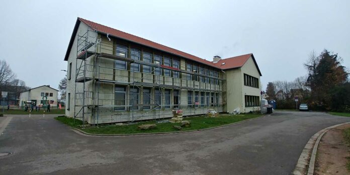 Nach den Dacharbeiten standen nun auch Sanierungsarbeiten an der Außenfassade der Grundschule Schlossberg an (Foto: Uwe Brengel)