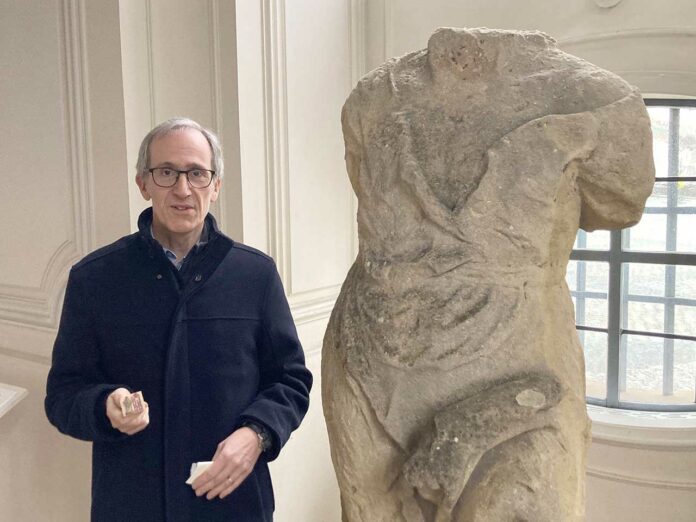 Pfr. Dr. Thomas Bergholz mit dem neuen Pilgerstempel neben der Jakobusstatue in der Ludwigskirche, Foto: Peter Michael Lupp