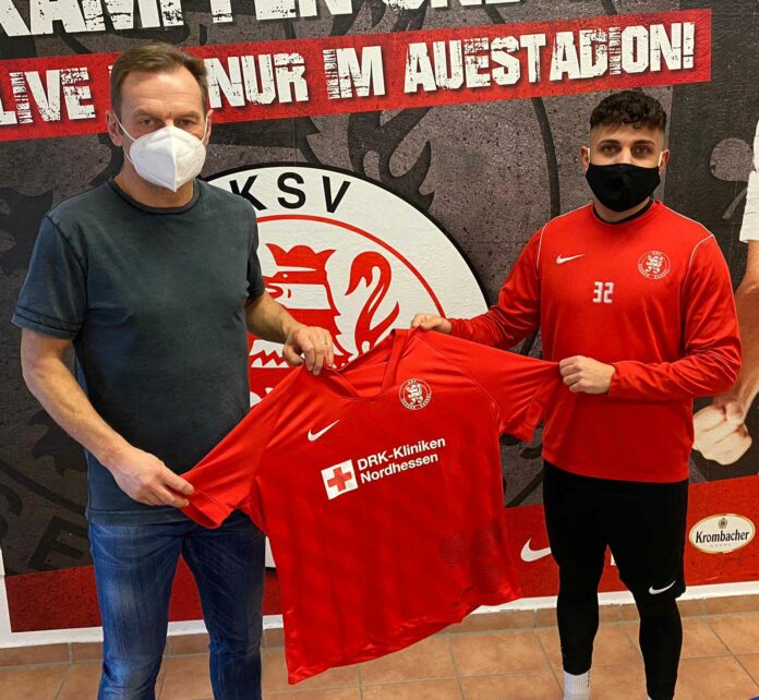 Freuen sich über die Vertragsverlängerung: Der sportliche Leiter des KSV Hessen Kassel Jörg Müller und Nael Najjar (v.l.n.r.). (c) KSV Hessen Kassel e.V.