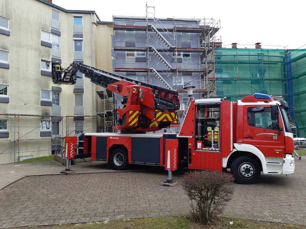 Unterstuetzung Rettungsdienst mit Drehleiter