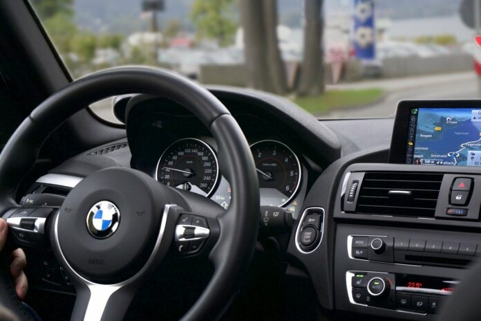 BMW flüchtet vor Verkehrskontrolle und baut Unfall