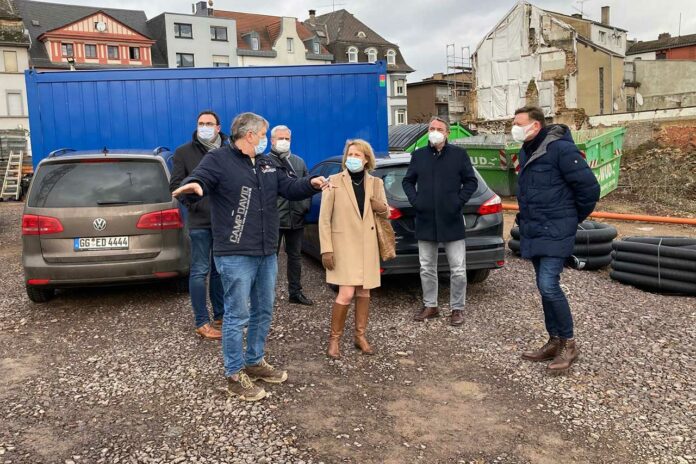 Bau- und Projektleiter Norbert Adler klärt die Anwesenden über den aktuellen Baufortschritt auf. (Foto: StadtVölklingen/S. Feß)