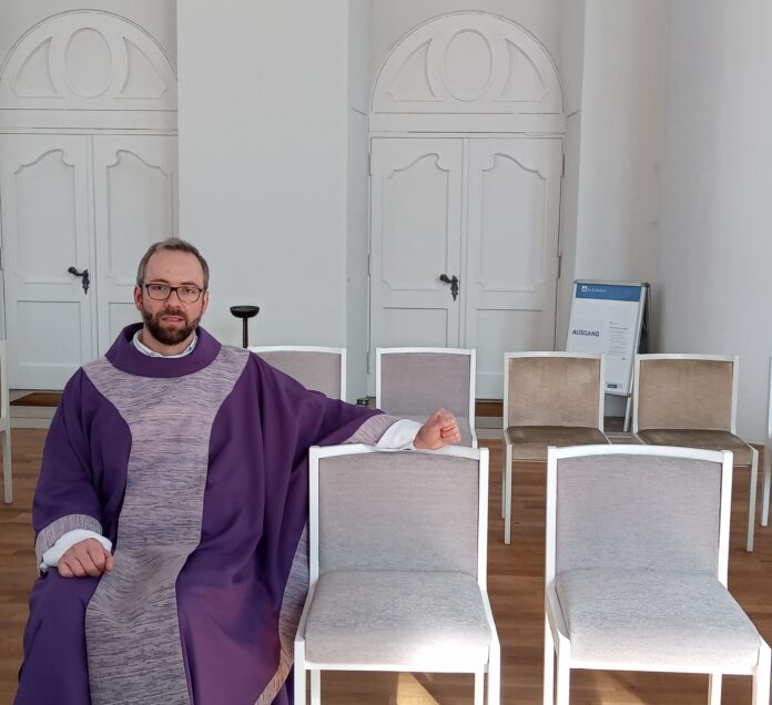 Alt-Katholiken investieren in Stühle und Altarraum der Friedenskirche