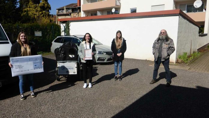 Jule-Marie Jung, Magdalena Herrmann und Mira Schulien vom Social-Azubi-Network übergeben den Spendencheck an Frank Paqué von der Evangelischen Kirchengemeinde Merzig, den Leiter der Merziger Tafel, Foto: Social-Azubi-NetworkJule-Marie Jung, Magdalena Herrmann und Mira Schulien vom Social-Azubi-Network übergeben den Spendencheck an Frank Paqué von der Evangelischen Kirchengemeinde Merzig, den Leiter der Merziger Tafel, Foto: Social-Azubi-NetworkJule-Marie Jung, Magdalena Herrmann und Mira Schulien vom Social-Azubi-Network übergeben den Spendencheck an Frank Paqué von der Evangelischen Kirchengemeinde Merzig, den Leiter der Merziger Tafel, Foto: Social-Azubi-NetworkJule-Marie Jung, Magdalena Herrmann und Mira Schulien vom Social-Azubi-Network übergeben den Spendencheck an Frank Paqué von der Evangelischen Kirchengemeinde Merzig, den Leiter der Merziger Tafel, Foto: Social-Azubi-NetworkJule-Marie Jung, Magdalena Herrmann und Mira Schulien vom Social-Azubi-Network übergeben den Spendencheck an Frank Paqué von der Evangelischen Kirchengemeinde Merzig, den Leiter der Merziger Tafel, Foto: Social-Azubi-NetworkJule-Marie Jung, Magdalena Herrmann und Mira Schulien vom Social-Azubi-Network übergeben den Spendencheck an Frank Paqué von der Evangelischen Kirchengemeinde Merzig, den Leiter der Merziger Tafel, Foto: Social-Azubi-NetworkJule-Marie Jung, Magdalena Herrmann und Mira Schulien vom Social-Azubi-Network übergeben den Spendencheck an Frank Paqué von der Evangelischen Kirchengemeinde Merzig, den Leiter der Merziger Tafel, Foto: Social-Azubi-NetworkJule-Marie Jung, Magdalena Herrmann und Mira Schulien vom Social-Azubi-Network übergeben den Spendencheck an Frank Paqué von der Evangelischen Kirchengemeinde Merzig, den Leiter der Merziger Tafel, Foto: Social-Azubi-NetworkJule-Marie Jung, Magdalena Herrmann und Mira Schulien vom Social-Azubi-Network übergeben den Spendencheck an Frank Paqué von der Evangelischen Kirchengemeinde Merzig, den Leiter der Merziger Tafel, Foto: Social-Azubi-NetworkJule-Marie Jung, Magdalena Herrmann und Mira Schulien vom Social-Azubi-Network übergeben den Spendencheck an Frank Paqué von der Evangelischen Kirchengemeinde Merzig, den Leiter der Merziger Tafel, Foto: Social-Azubi-NetworkJule-Marie Jung, Magdalena Herrmann und Mira Schulien vom Social-Azubi-Network übergeben den Spendencheck an Frank Paqué von der Evangelischen Kirchengemeinde Merzig, den Leiter der Merziger Tafel, Foto: Social-Azubi-NetworkJule-Marie Jung, Magdalena Herrmann und Mira Schulien vom Social-Azubi-Network übergeben den Spendencheck an Frank Paqué von der Evangelischen Kirchengemeinde Merzig, den Leiter der Merziger Tafel, Foto: Social-Azubi-NetworkJule-Marie Jung, Magdalena Herrmann und Mira Schulien vom Social-Azubi-Network übergeben den Spendencheck an Frank Paqué von der Evangelischen Kirchengemeinde Merzig, den Leiter der Merziger Tafel, Foto: Social-Azubi-NetworkJule-Marie Jung, Magdalena Herrmann und Mira Schulien vom Social-Azubi-Network übergeben den Spendencheck an Frank Paqué von der Evangelischen Kirchengemeinde Merzig, den Leiter der Merziger Tafel, Foto: Social-Azubi-NetworkJule-Marie Jung, Magdalena Herrmann und Mira Schulien vom Social-Azubi-Network übergeben den Spendencheck an Frank Paqué von der Evangelischen Kirchengemeinde Merzig, den Leiter der Merziger Tafel, Foto: Social-Azubi-NetworkJule-Marie Jung, Magdalena Herrmann und Mira Schulien vom Social-Azubi-Network übergeben den Spendencheck an Frank Paqué von der Evangelischen Kirchengemeinde Merzig, den Leiter der Merziger Tafel, Foto: Social-Azubi-Network