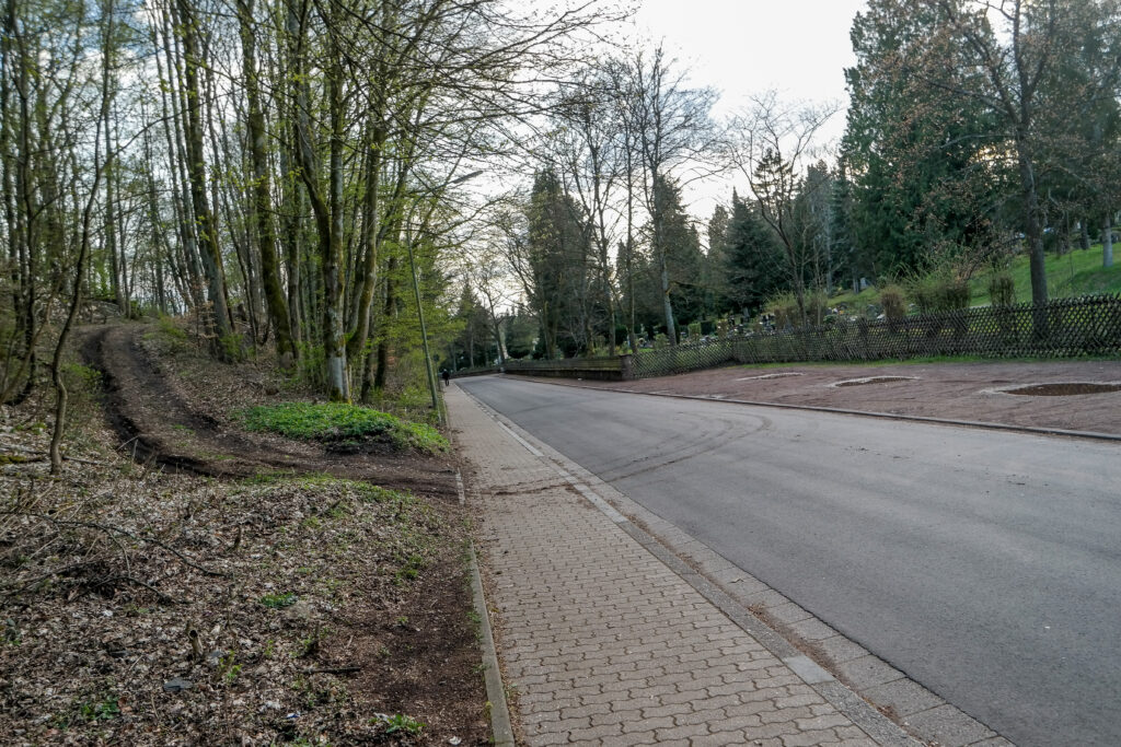 Die Zufahrt zum Gelände der Black Dog´s befindet sich direkt gegenüber dem Altenwalder Friedhof.