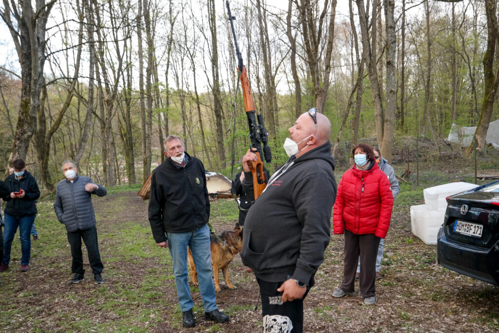 Rad Deutscher demonstriert die Lautstärke seines Airsoft-Gewehrs.