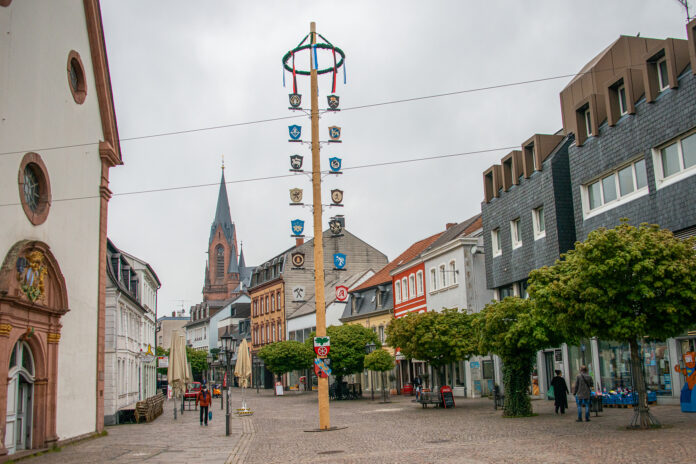 Maibaum in der St. Ingberter Fußgängerzone aufgestellt