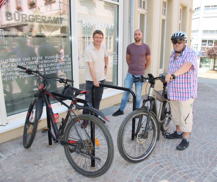 Neue „Fahrradparkplätze“ vor dem Rathaus am Dom