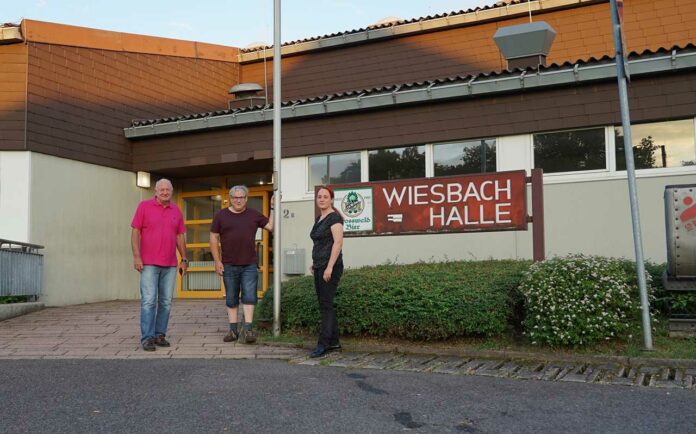 Wiesbachhalle mit Adrian und Carolin