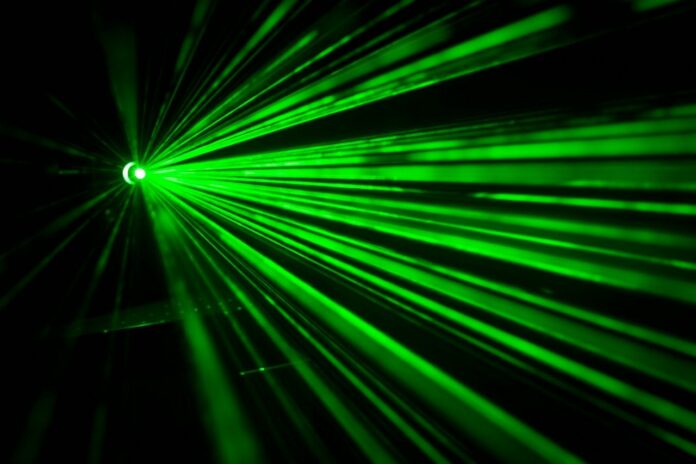 Unbekannter blendet Polizeibeamte mit Laserpointer