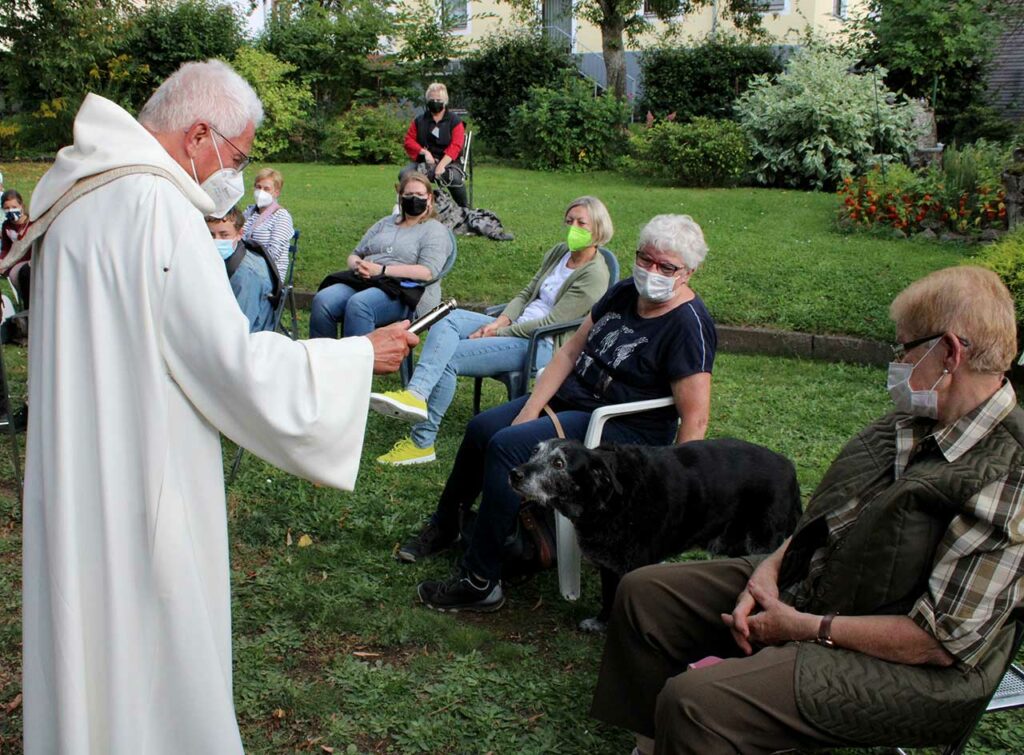 2021 08 31 WND Tiersegnung Recktenwald segnet Paul