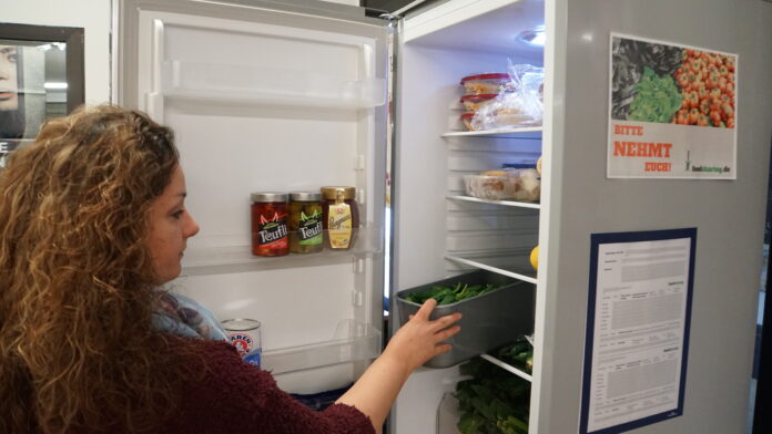 Foto: Giusi Faragone : Regelmäßig kontrolliert Bianca Thobae den Fair-Teiler Kühlschrank in der Videothek 