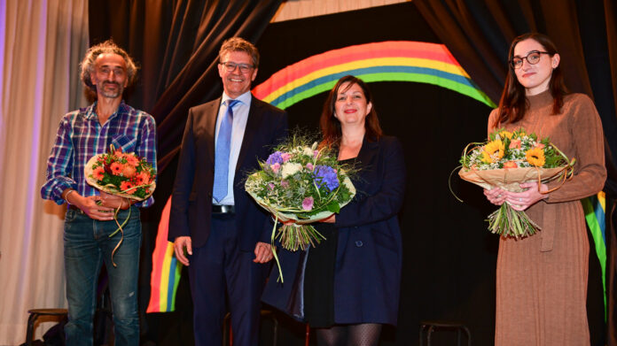 Regionalverbandsdirektor Peter Gillo (2.v.l.) zeichnete Valérie Hendrich (3.v.l.), Céline Gieseler (4.v.l.) und Ali Salmi im vhs-Zentrum für ihre Beiträge zum Kunstwettbewerb „Grenze | Frontière 2021“ aus, Foto: Stephan Hett/ Regionalverband.