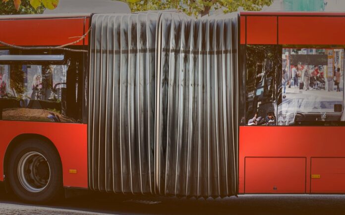 Unfall zwischen zwei Gelenkbussen