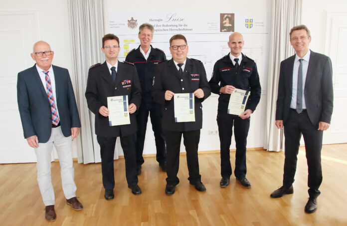 Foto (von links): Kurt Wiese (Funktionsbeigeordneter Feuerwehr), Swen Gordner, Franz Josef Saal, Dirk Schmidt, Ronny Samtner und St. Wendels Bürgermeister Peter Klär bei der Übergabe der Ernennungsurkunden im Maximilianssaal der Kreisstadt St. Wendel. Fotograf: Kreisstadt St. Wendel / Josef Bonenberger