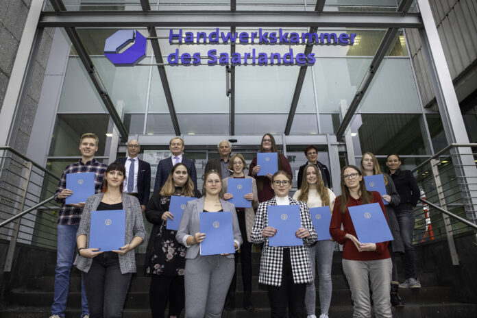 Landesbeste Kaufleute für Büromanagement kämpfen in Saarbrücken um Bundessieg