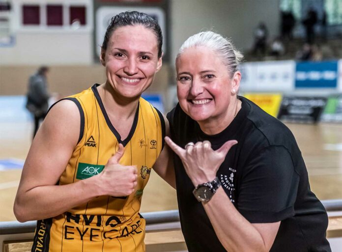 Teamkapitänin Magaly Meynadier und Headcoach »Moses« Fernandez strahlen nach dem Sieg gegen Halle um die Wette. Foto: Rolf Ruppenthal