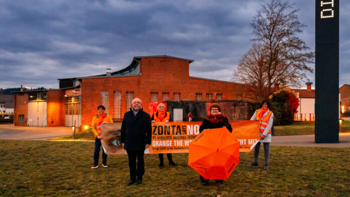 „Keine Gewalt gegen Frauen“: Der Lokschuppen erstrahlt orange