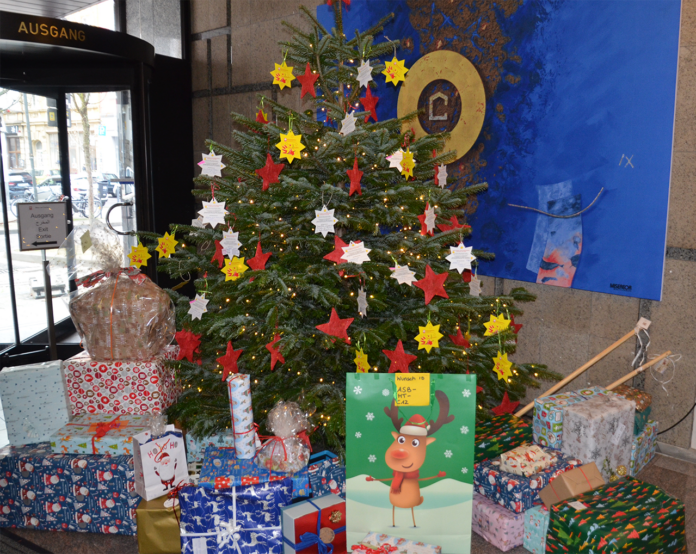 Viele Geschenke landeten unter dem Weihnachtsbaum im Foyer des Caritasverbandes (Foto: Caritas)
