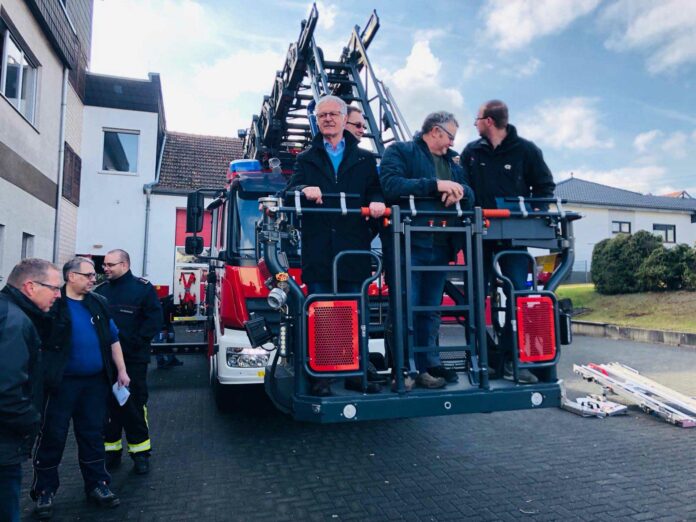 Armin Koenig im Feuerwehrkorb 1