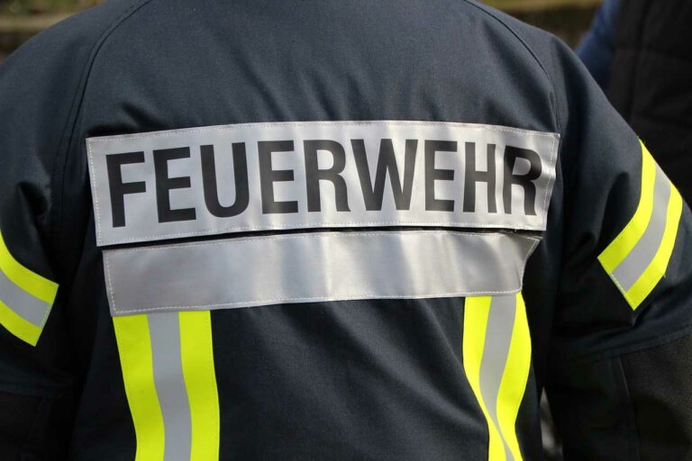 Heckenbrand greift auf Wohnhaus über