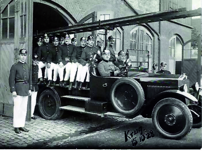 vk 2 Erstes motorbetriebenesLöschfahrzeug der Feuerwehr Völklingen Foto vom 15.10.1928