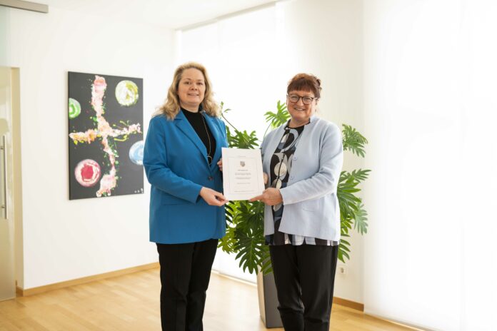 Landtagspräsidentin Heike Becker, links, erhält den Bericht des Petitionsausschusses aus den Händen von Petra Fretter. Foto: Landtag des Saarlandes