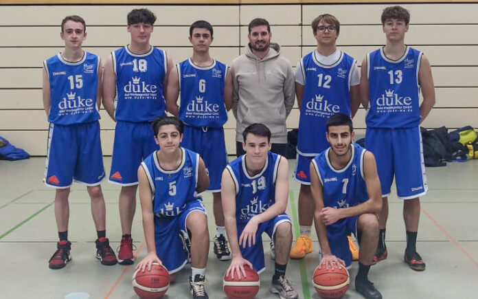 Basketball-Team des Warndt-Gymnasiums: vorne (v.l.n.r.): Alessandro De Giorgio, Luca Zweiacker, Luca Belviso hinten (v.l.n.r.): Philipp Bollinger, Nicolas Traut, Iliana Pitillo, Sportlehrer Francesco Lanigra, Julius Grzybeck, Lucas Birk