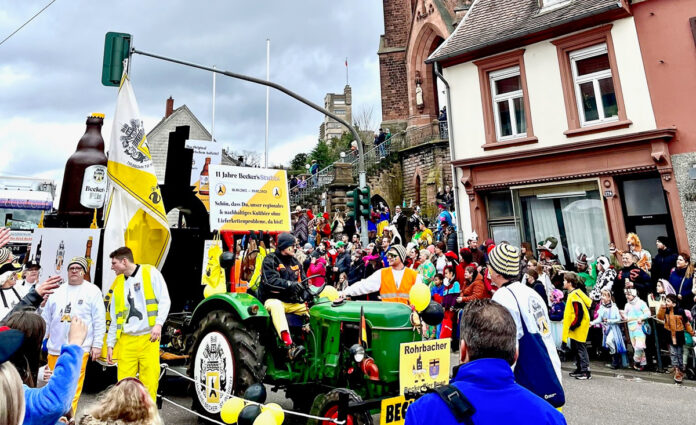 Ausgelassene Stimmung in der Kaiserstraße. Rund 30.000 Besucher feiern in St. Ingbert Fastnacht. Bild Florian Jung