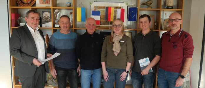 Bildunterzeile: Bei diesem Treffen ging es rund ums Radfahren (v. l.): Landrat Dr. Theophil Gallo, Michael Müller, Michael Helfen, Manuela Baltes, Maurice Eickhoff und Torsten Czech. Foto: Sandra Brettar