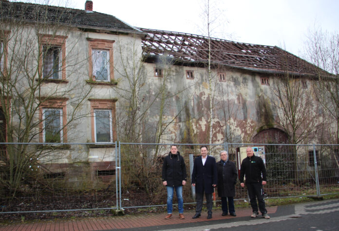 Vor Ort Termin: 1. Beigeordnete Christian Ney, Bürgermeister Andreas Feld, Ortsvorsteher Berthold Schmitt und Martin Gihl. Foto Gemeinde Eppelborn/Merkel