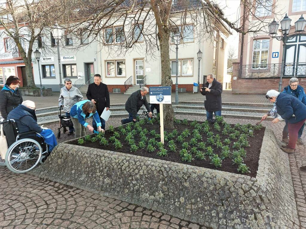 Demenz Pflanzaktion in Saarwellingen Foto Lisa Oblaende r 3