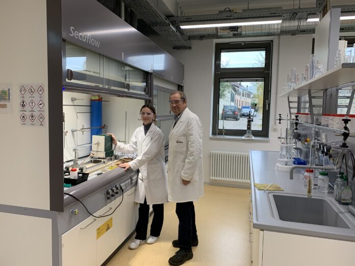 Helena Hell und Prof. Rolf Hempelmann bei Forschungsarbeiten im Labor. Foto: Bodo Gross