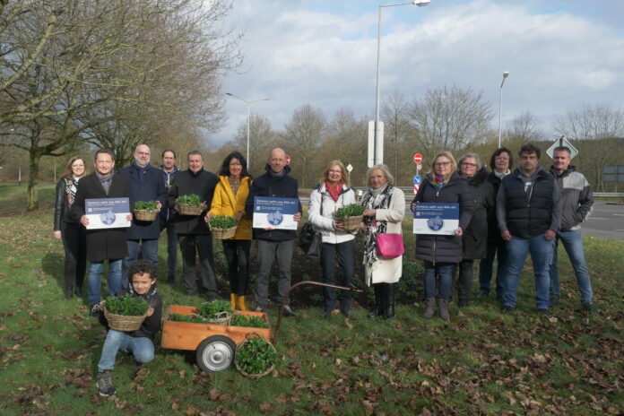 Bei der Pflanzaktion in der Nähe des Stadtparks mit Horst Schneider (7. v l.), Landrat Dr. Theophil Gallo (5. v. l.), Bürgermeister Michael Forster (3. v. l.), Andreas Sauder (2. v. l.), Stephan Landwehr (1. v. r.) sowie Vertreterinnen und Vertretern des Netzwerkes. Foto: Sandra Brettar